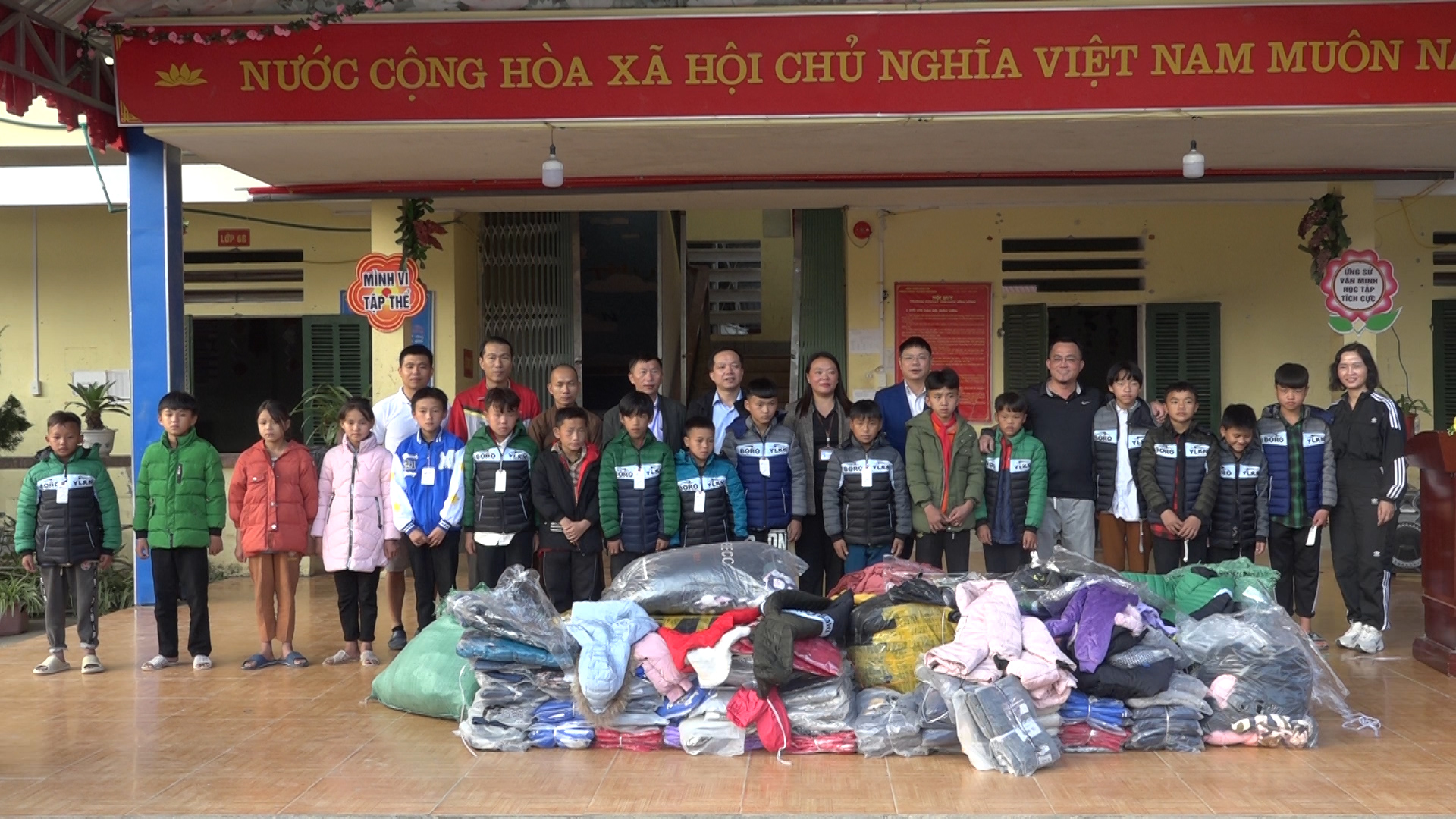 Đoàn từ thiện thành phố Hà Nội tặng quà cho hộ nghèo và học sinh xã Sính Lủng
