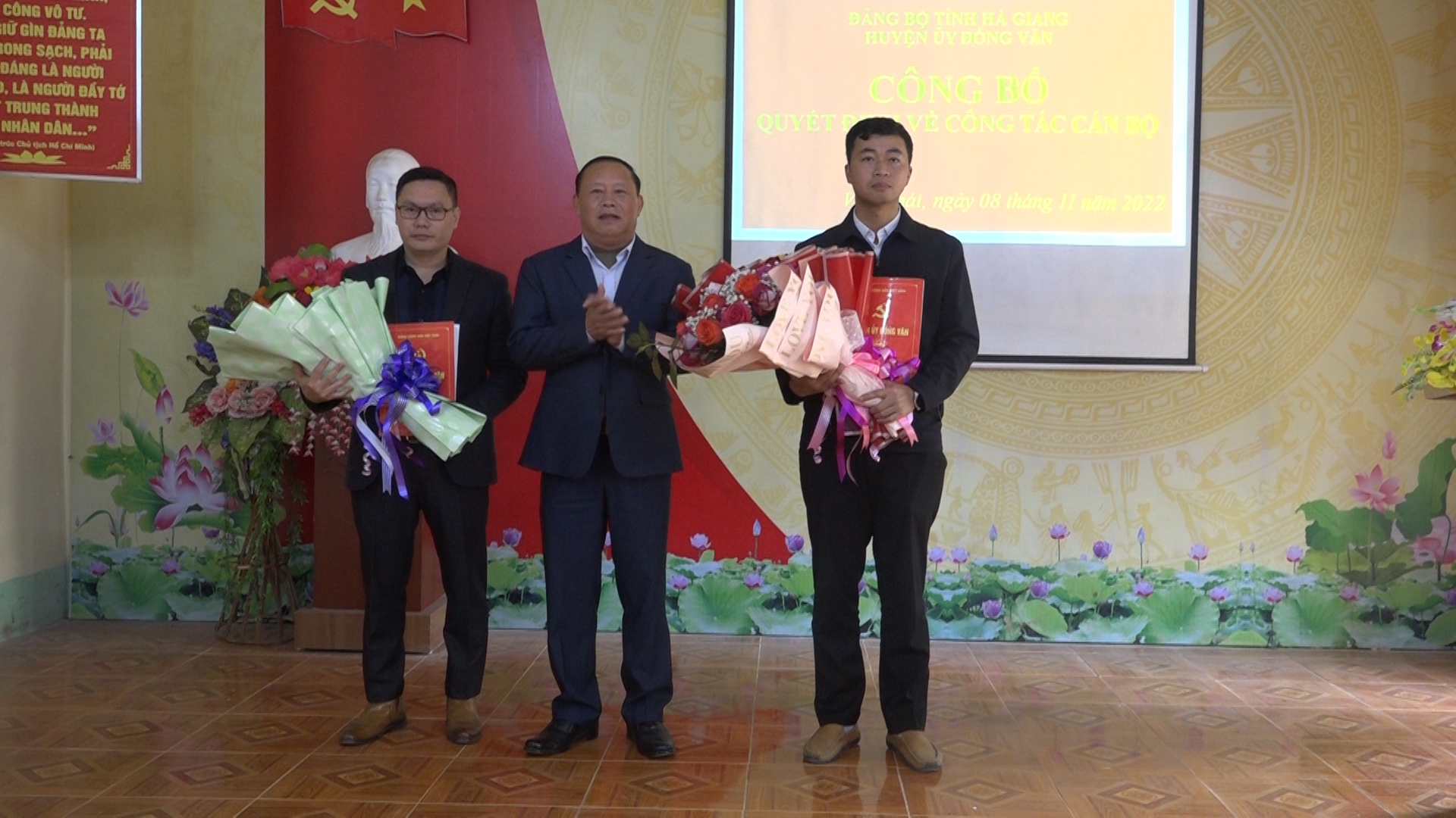 UBND huyện Đồng Văn công bố quyết định về tổ chức cán bộ tại xã Vần Chải
