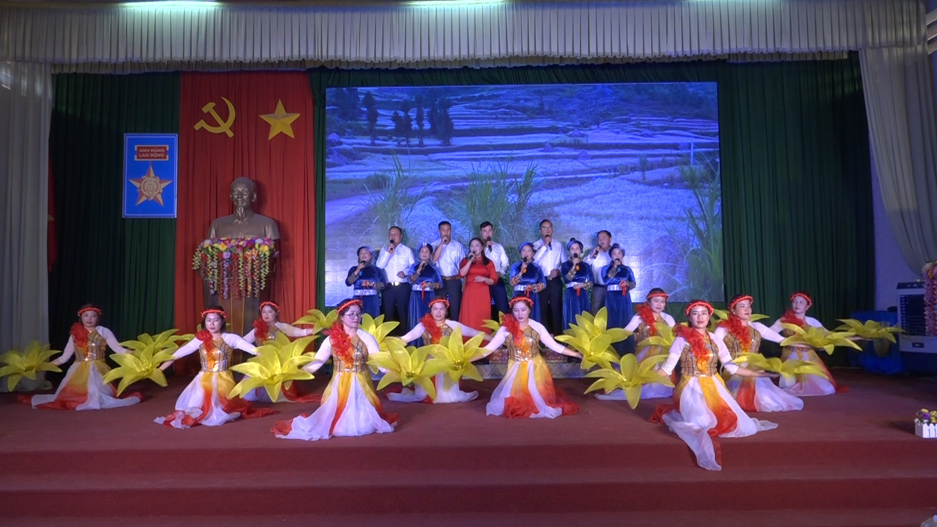 Huyện Đồng Văn khai mạc liên hoan tiếng hát nhà giáo chào mừng kỷ niệm 40 ngày nhà giáo Việt Nam