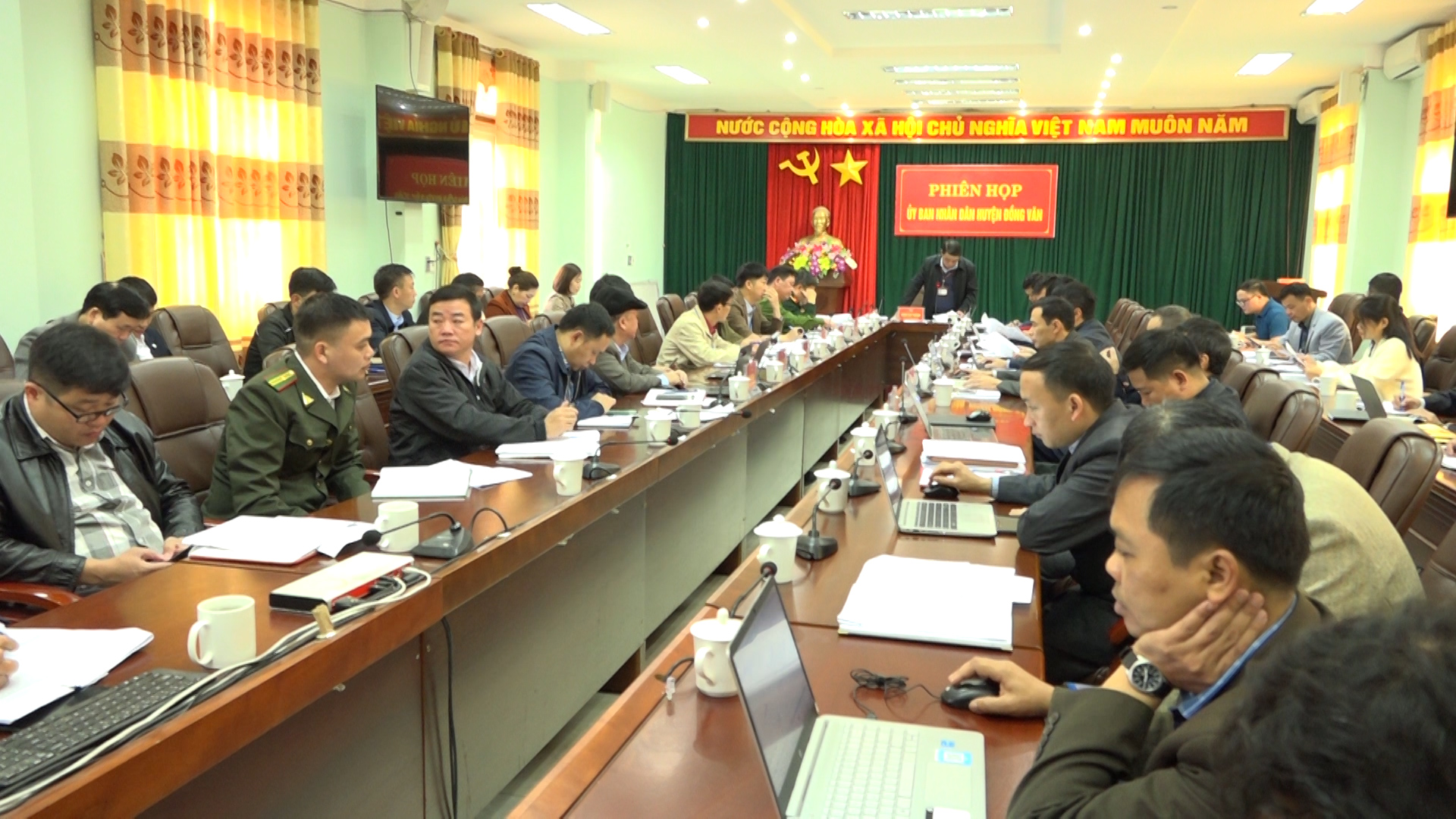 Phiên họp tháng 11 UBND huyện Đồng Văn