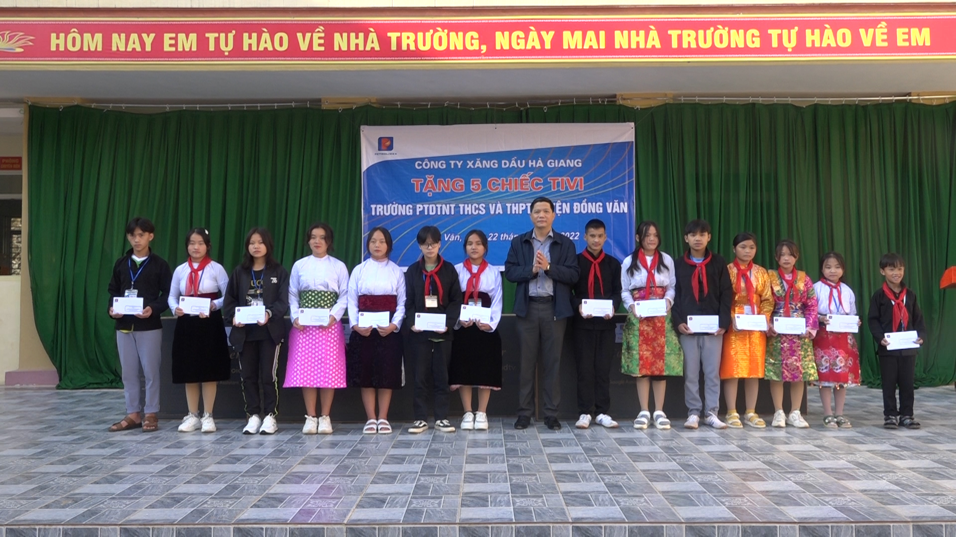 Công ty xăng dầu Hà Giang tặng quà cho Trường PTDTNT THCS&THPT huyện Đồng Văn