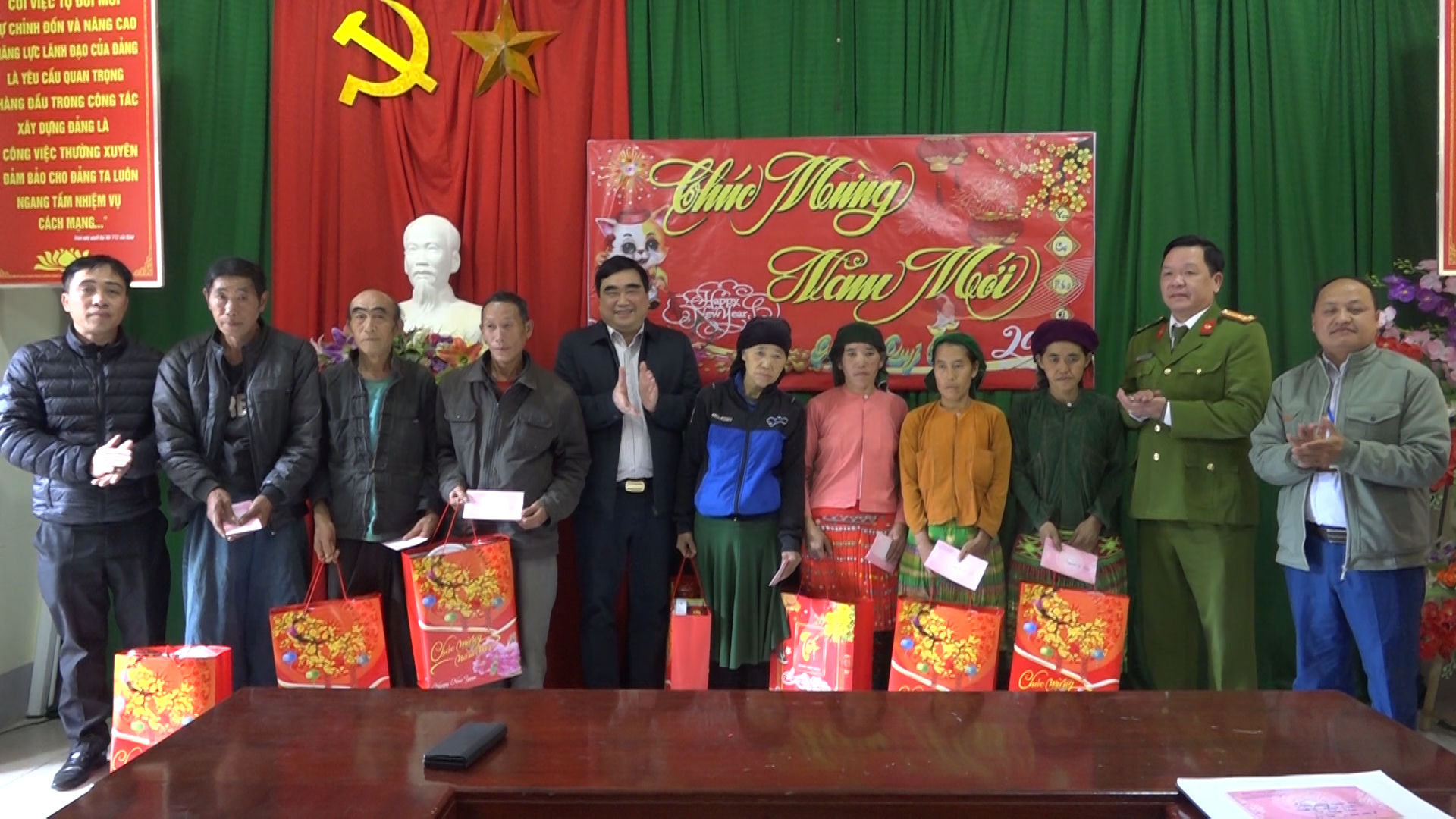 Đồng chí Hoàng Đình Phới tặng quà cho hộ nghèo nhân dịp Tết Quý Mão 2023