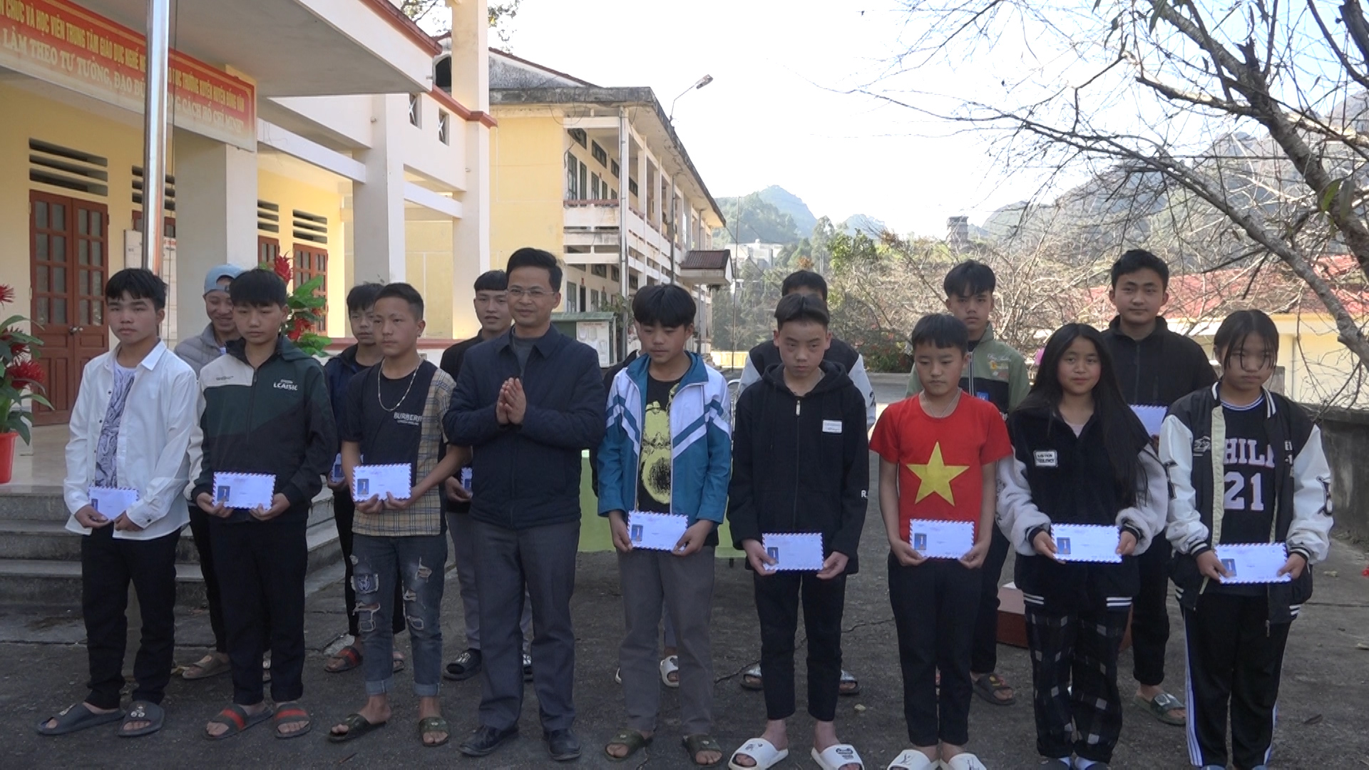 Tặng quà cho các em học sinh Trường Trung GDNN - GDTX nhân dịp Tết Nguyên đán Quý Mão năm 2023
