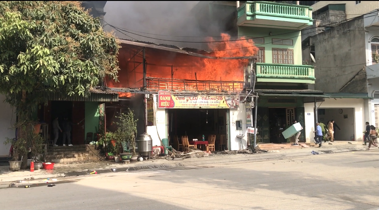 Đồng Văn: Một nhà hàng bị cháy do hun thịt treo gác bếp