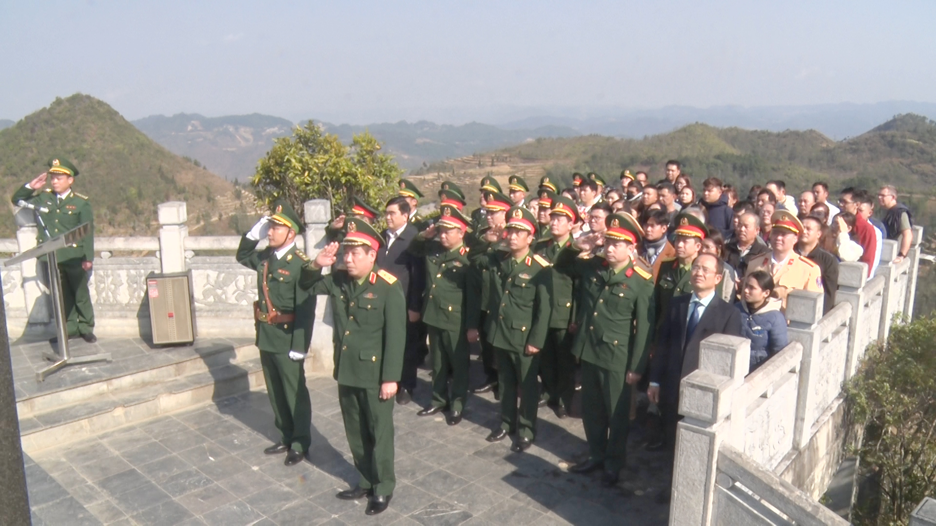 Trung tướng Nguyễn Văn Gấu dự lễ chào cờ tại Cột cờ Quốc gia Lũng Cú và tặng quà tại huyện Đồng Văn