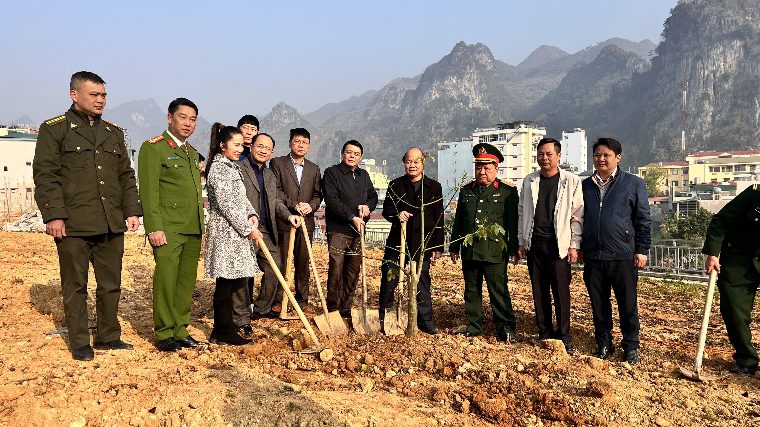 Lãnh đạo huyện Đồng Văn tham gia trồng cây Hoa Anh Đào
