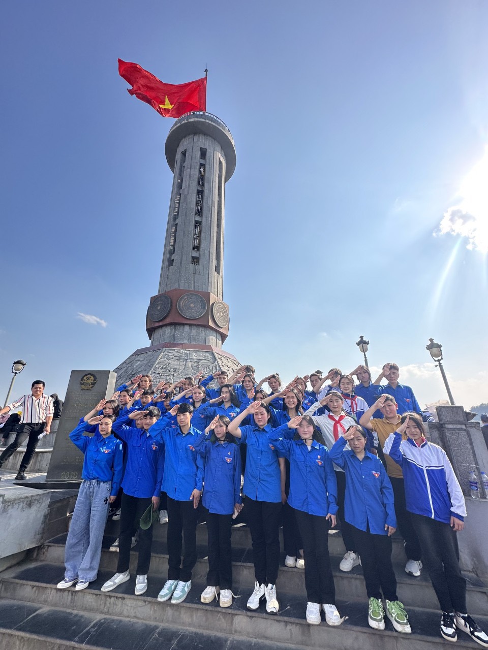 Thiêng liêng kết nạp đoàn tại cột cờ quốc gia Lũng Cú: Bồi đắp tình yêu quê hương, đất nước cho thế hệ trẻ   