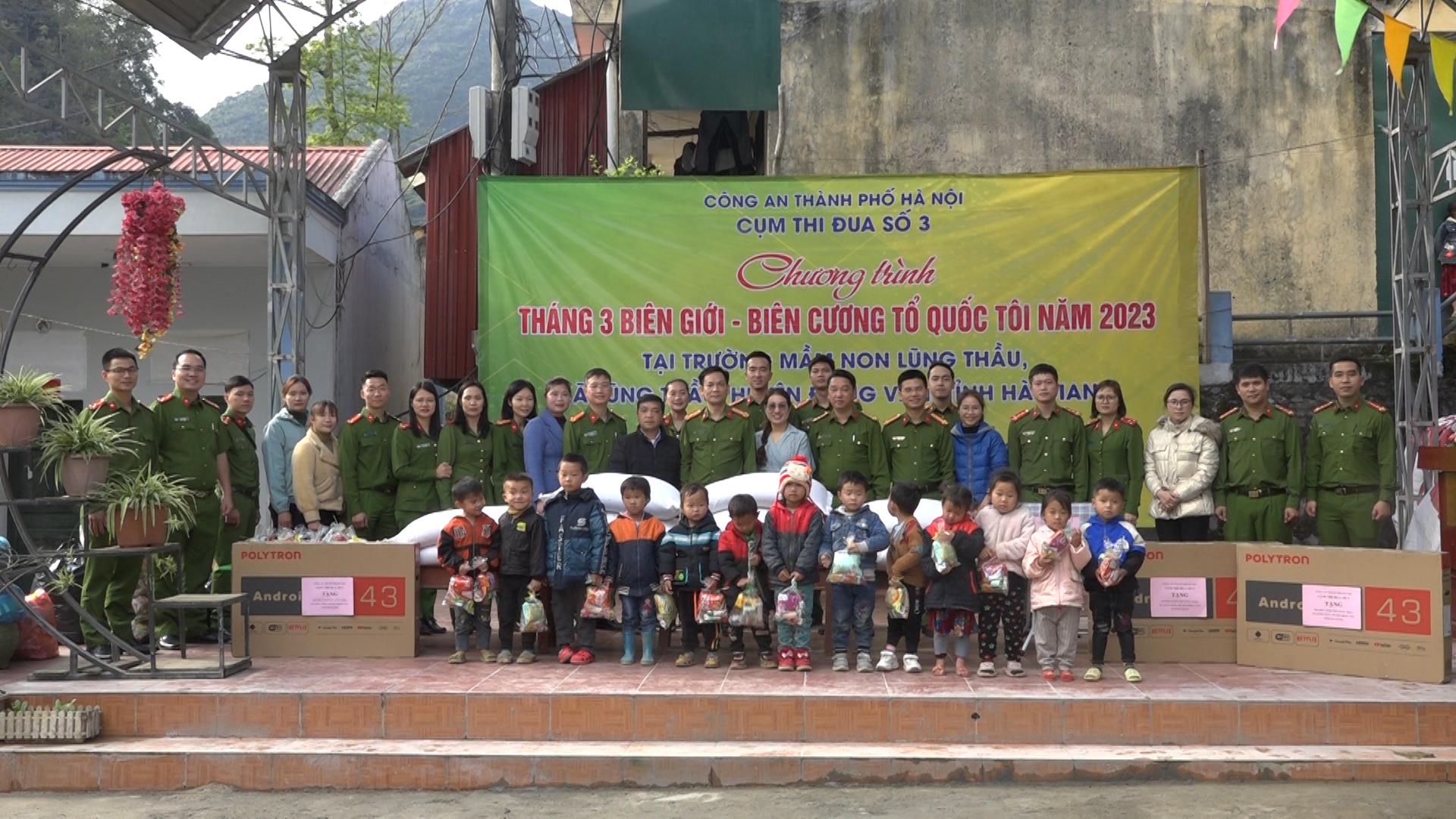 Đoàn công tác Công an Thành phố Hà Nội trao quà tại xã Lũng Thầu huyện Đồng Văn