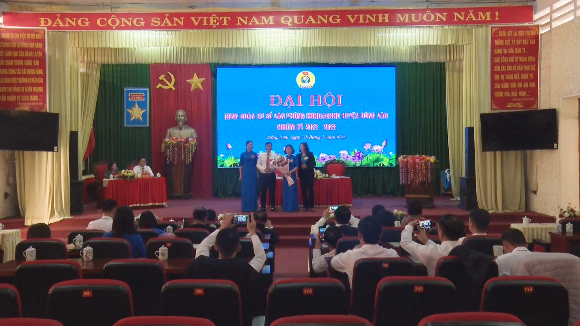 Đại hội công đoàn cơ sở văn phòng HĐND và UBND huyện Đồng Văn