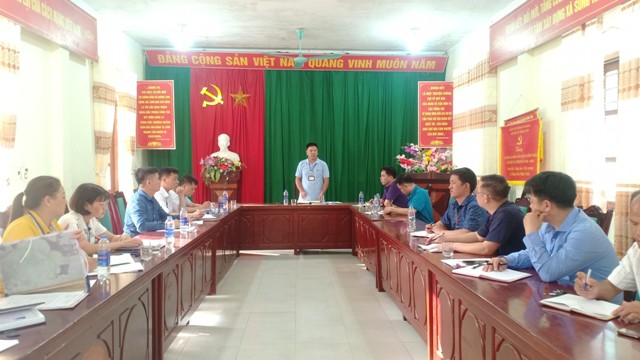 Phó Trưởng phòng Nội vụ huyện Đồng Văn cùng đoàn công tác của huyện kiểm tra thực hiện công tác cải cách hành chính tại xã Sủng Trái.