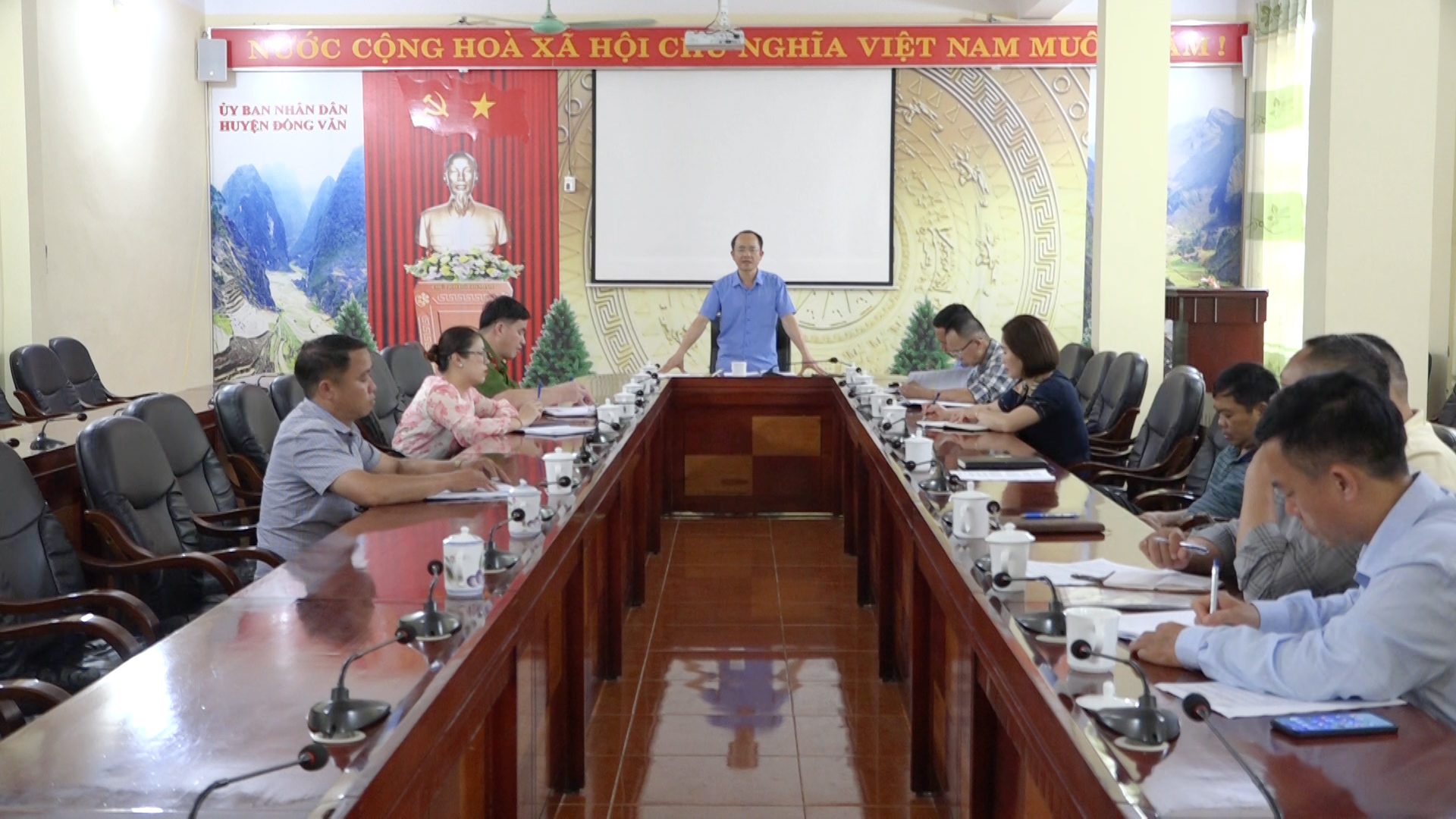 UBND huyện Đồng Văn họp công tác quản lý tại điểm dừng chân dốc Thẩm Mã, Điểm Sách đá Vần Chải
