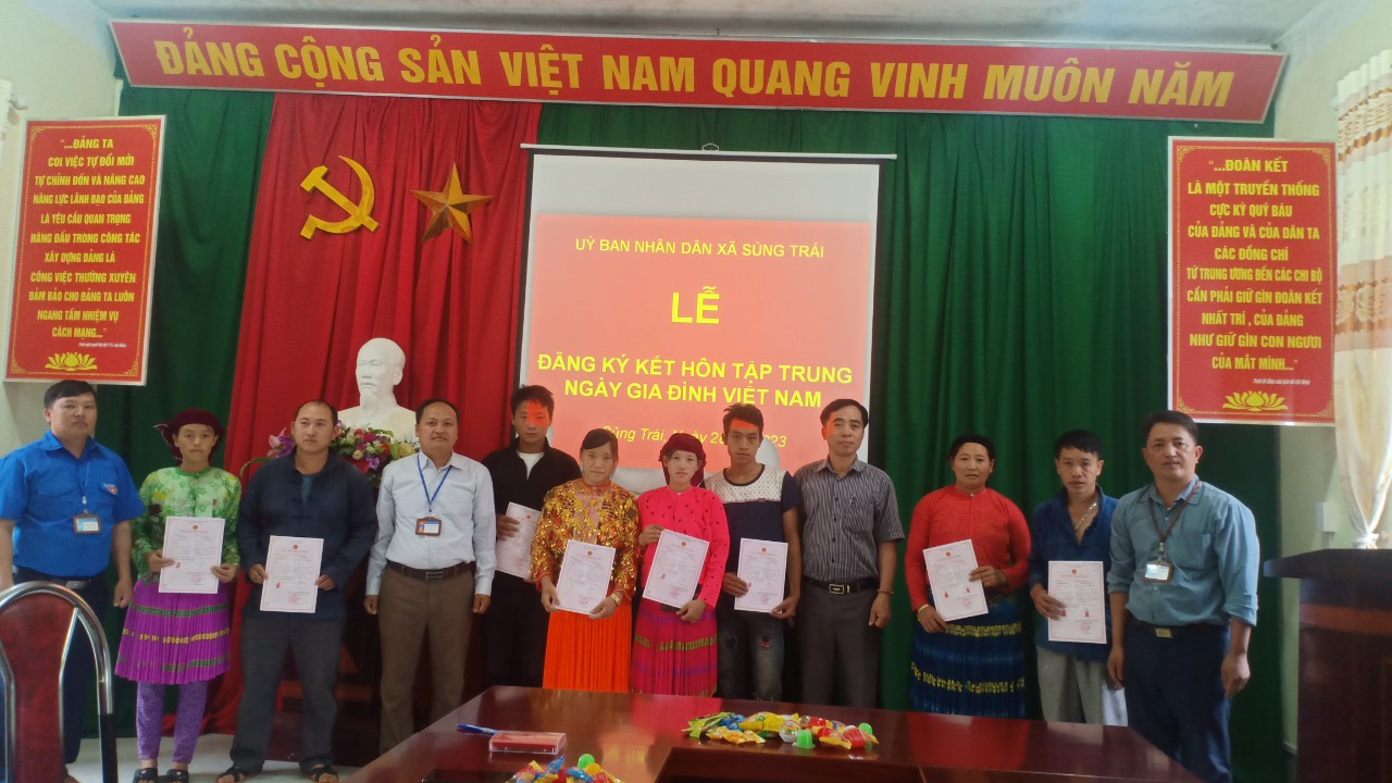   Xã Sủng Trái Trao giấy chứng nhận kết hôn cho các cặp vợ chồng mừng ngày gia đình Việt Nam.