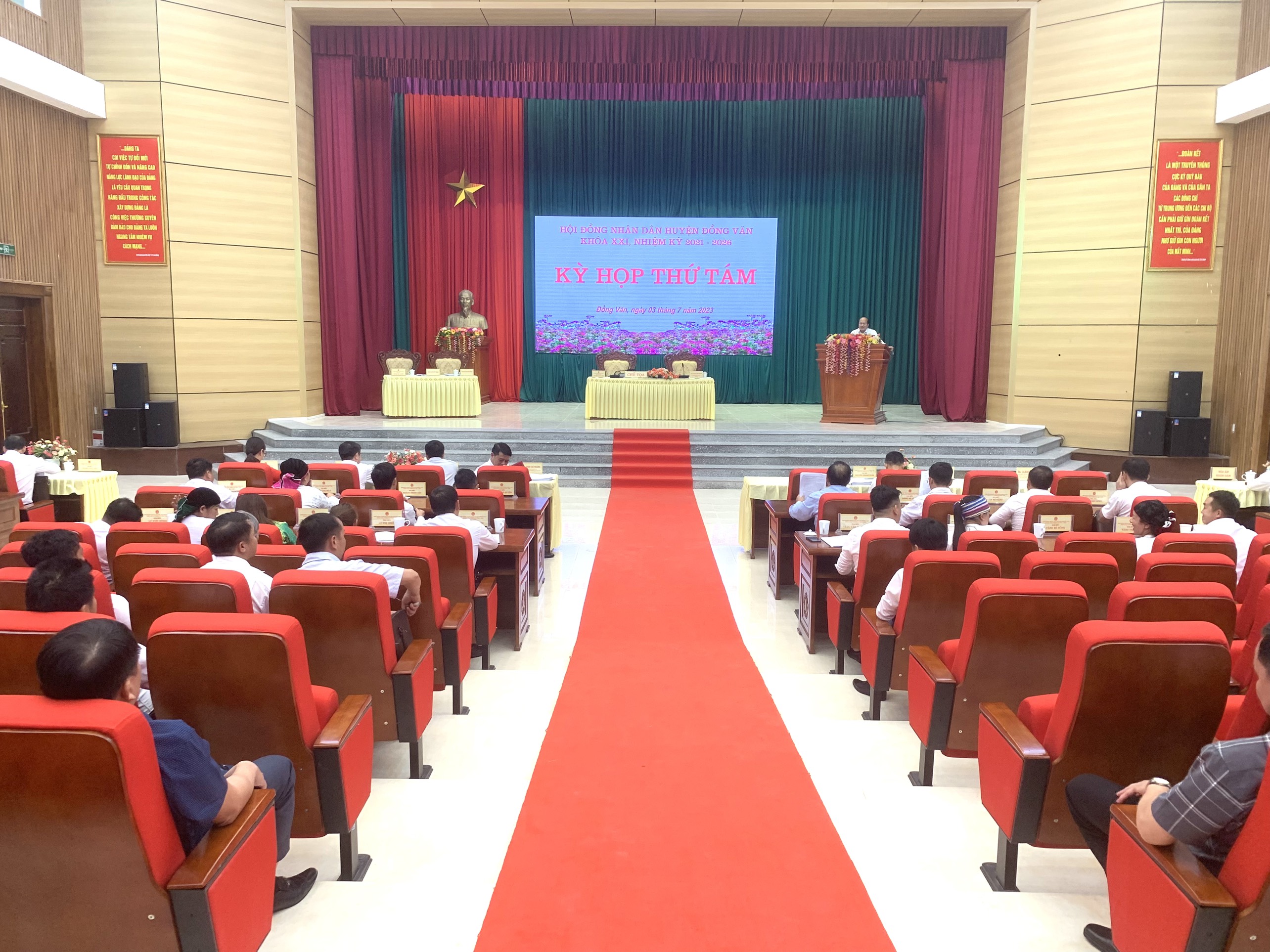 Kỳ họp thứ tám Hội đồng nhân dân huyện Đồng Văn khóa XXI, nhiệm kỳ 2020 – 2025