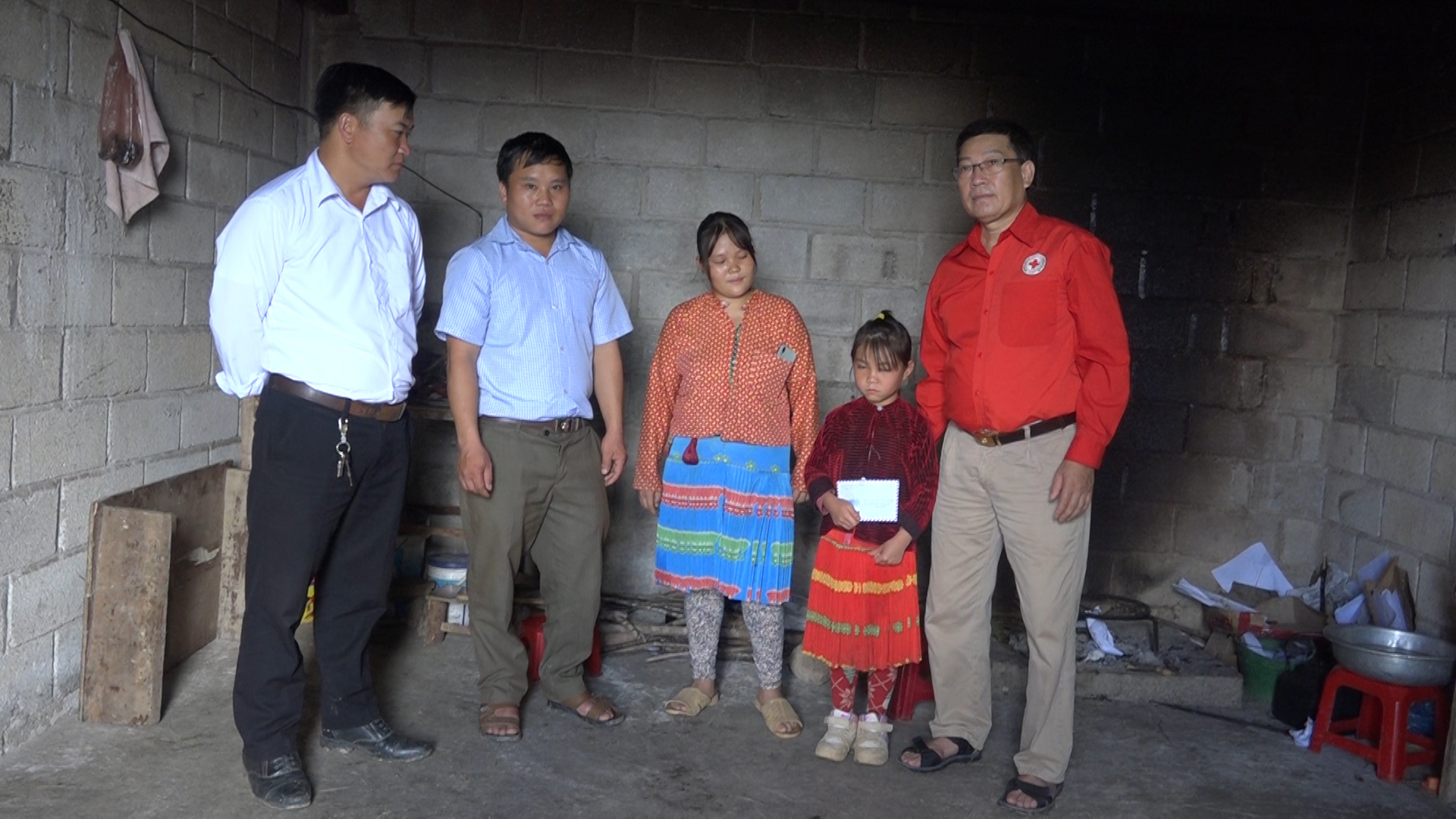 Hội Chữ Thập đỏ huyện Đồng Văn trao quà cho trẻ em mồ côi không nơi nương tựa